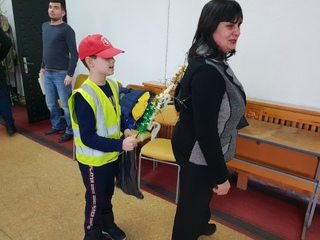 Малките полицаи от ловешките ДПУ изпълниха сградата на ОД МВР-Ловеч с коледно настроение и зарадваха всички служители