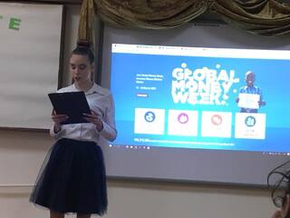 Учениците от СУ “Тодор Кирков”-Ловеч и участниците в ДПУ разговаряха, играха, състезаваха се и се информираха  по темата: „Въпросите за парите са важни.“