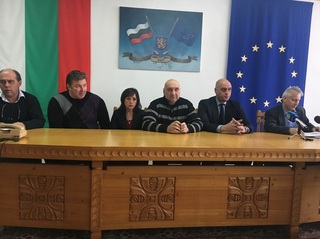 Трима са задържани, а двама са обявени за общодържавно издирване във връзка с тежко криминално престъпление