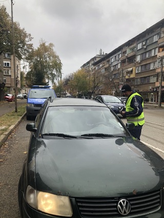 Пътни полицаи раздаваха на водачи на МПС листовки със съвети за безопасно шофиране през предстоящия зимен сезон