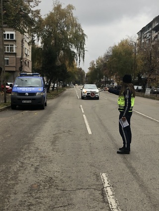 Пътни полицаи раздаваха на водачи на МПС листовки със съвети за безопасно шофиране през предстоящия зимен сезон