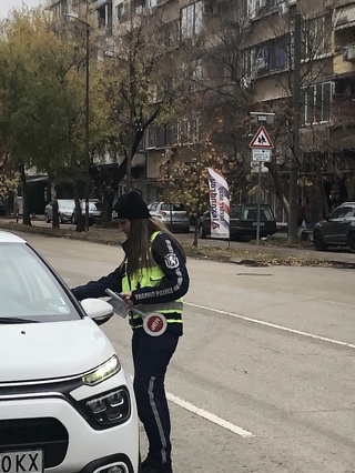 Пътни полицаи раздаваха на водачи на МПС листовки със съвети за безопасно шофиране през предстоящия зимен сезон