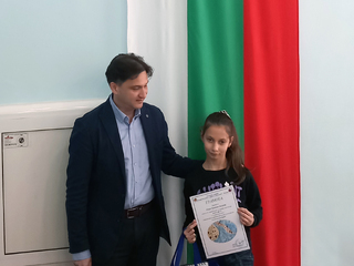 Наградиха победителите от областния етап на международния конкурс „С очите си видях бедата"