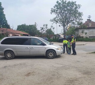Деца от Детските полицейски управления посетиха Школата за обучение на служебни кучета в Берковица и се запознаха с работата на пътните полицаи