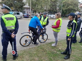 Деца от две монтански училища раздаваха заедно с пътните полицаи листовки през Европейския ден без жертви на пътя