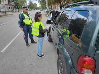 Деца от две монтански училища раздаваха заедно с пътните полицаи листовки през Европейския ден без жертви на пътя