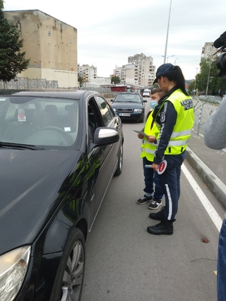 Ученици от Шесто СУ „Отец Паисий” раздадоха листовки на водачите на МПС в гр. Монтана по повод днешния Ден без загинали на пътя