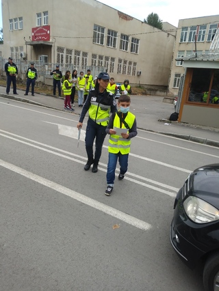 Ученици от Шесто СУ „Отец Паисий” раздадоха листовки на водачите на МПС в гр. Монтана по повод днешния Ден без загинали на пътя