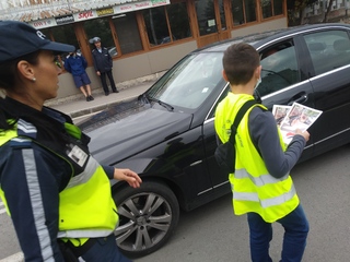 Ученици от Шесто СУ „Отец Паисий” раздадоха листовки на водачите на МПС в гр. Монтана по повод днешния Ден без загинали на пътя