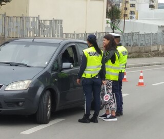 Ученици от Шесто СУ „Отец Паисий” раздадоха листовки на водачите на МПС в гр. Монтана по повод днешния Ден без загинали на пътя