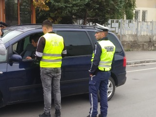 Ученици от Шесто СУ „Отец Паисий” раздадоха листовки на водачите на МПС в гр. Монтана по повод днешния Ден без загинали на пътя