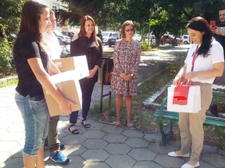 Децата, предали изгубен портфейл с 400 лв в полицията в Монтана, получиха подаръци от известен производител на сладкарски изделия