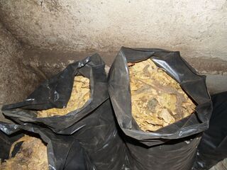 106 кг тютюн без български акцизен бандерол са иззети от къща и лек автомобил в гр. Лом 