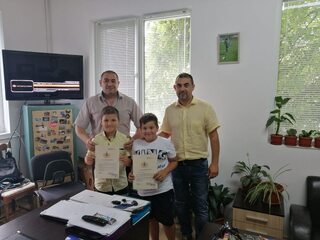 Директорът на ОДМВР Монтана благодари сърдечно на две деца от Вършец, върнали в полицията изгубен скъп мобилен телефон