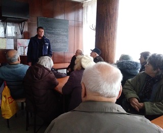   Полицаи запознаха пенсионери с механизмите на телефонните измами и престъпленията, на които стават жертва хората от третата възраст