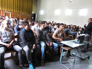 Eкипът на  неправителствена организация за борба с трафика на хора се срещна с ученици от две гимназии в Берковица 