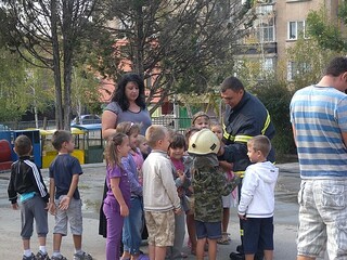  В навечерието на професионалния си празник 14 септември служители на РСПБЗН Монтана изнесоха занятие в ЦДГ “Буратино” в областния град