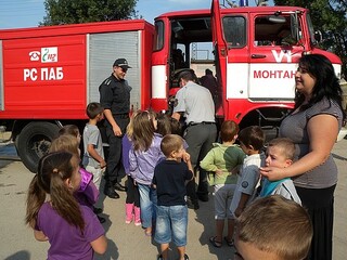  В навечерието на професионалния си празник 14 септември служители на РСПБЗН Монтана изнесоха занятие в ЦДГ “Буратино” в областния град