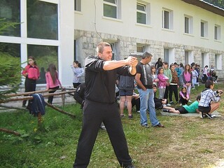 Командоси обучават ученици на скаутски умения