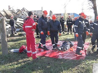 С демонстрация на пожарогасителни и спасителни дейности при автомобилна катастрофа, земетресение и долекарска помощ бе отбелязан Международният ден на доброволеца – 5 декември