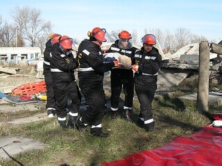 С демонстрация на пожарогасителни и спасителни дейности при автомобилна катастрофа, земетресение и долекарска помощ бе отбелязан Международният ден на доброволеца – 5 декември