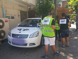  Ученици от Общински детски съвет Монтана сложиха стикери на неправилно паркирали автомобили в централната част на град Монтана