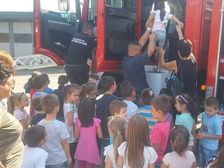 Децата от ЦДГ №1 „Щастливо детство” посетиха огнеборците в Монтана по повод Седмицата на пожарната безопасност