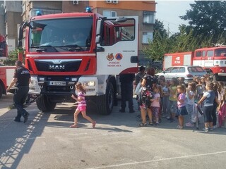 Децата от ЦДГ №1 „Щастливо детство” посетиха огнеборците в Монтана по повод Седмицата на пожарната безопасност