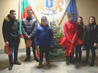  ОД МВР Монтана дари 2 800 лева в Коледната си благотворителна кампания в подкрепа на децата на починали колеги