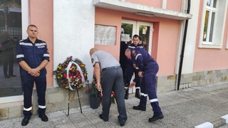 Пожарникари от Пазарджик и Белово се поклониха пред паметната плоча на свой загинал колега