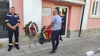 Пожарникари от Пазарджик и Белово се поклониха пред паметната плоча на свой загинал колега