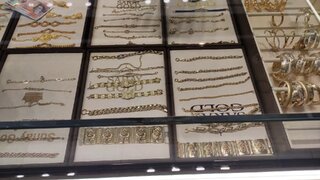 Накити, неправомерно означени със запазени търговски марки и предлагани за продажба, са открити при проверки в Пазарджик