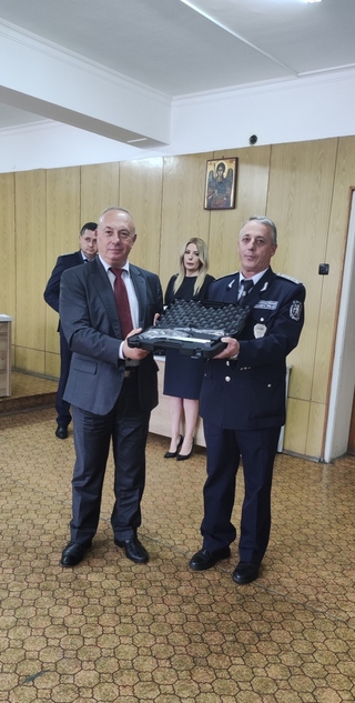 Заместник министър Емил Ганчев връчи ново въоръжение на полицаи от ОДМВР-Пазарджик