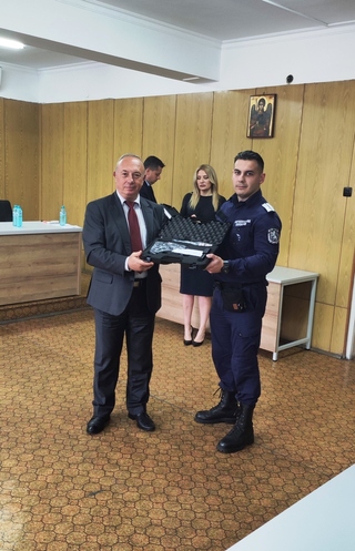 Заместник министър Емил Ганчев връчи ново въоръжение на полицаи от ОДМВР-Пазарджик