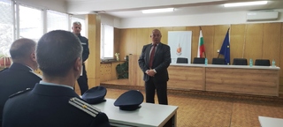 Заместник министър Емил Ганчев връчи ново въоръжение на полицаи от ОДМВР-Пазарджик